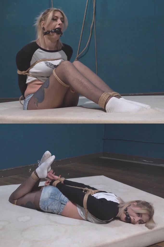 5299 Amber in Sk8r Ropes 艾梅柏彻头彻尾是个另类女孩。她穿着T恤、短裤、紧身裤和脏兮兮的白袜子，被粗糙的绳子捆绑着，嘴里塞着黑色球形口塞。就这么简单。Amber is an Alt girl through and through. wearing a tshirt, shorts tights and dirty white socks, she gets tied with rough ropes and a black ballgag. Simples.