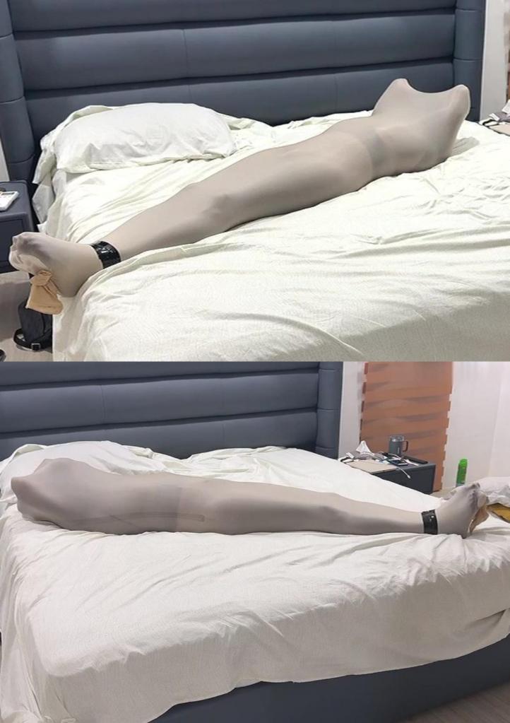 White Pantyhose Cocoon Mummification Bondage 被白色丝袜紧紧束缚的奴隶，与世隔绝，感官也被剥夺。他试图拉伸尼龙，挣扎反抗，却毫无机会挣脱。这丝袜茧对他而言如同牢笼，如同木乃伊般无助。Locked in white pantyhose bondage, slave is tightly bounded in pantyhose wrap, restrained from outside world with deprived sensory. He tries to stretch the nylon, fight it, but he has no chance to set himself free. This pantyhose cocoon is a prison for him. Mummified helpless.