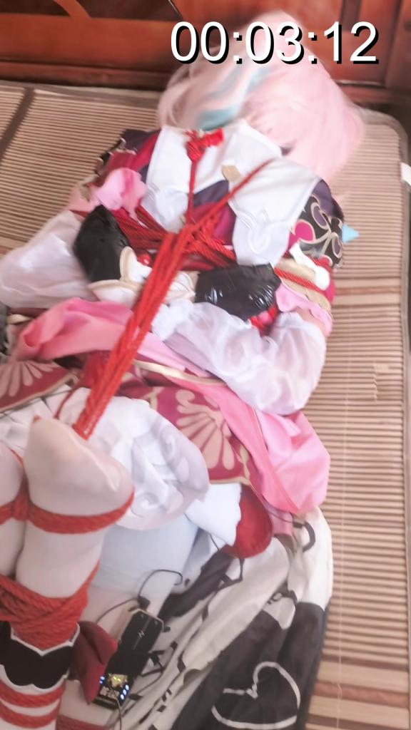 【蕉蕉鱼】风堇cos日式驷马紧缚（上） 风堇cos堵嘴严厉紧缚，日式小高手＋驷马＋加丝袜堵嘴，手也用胶带包的死死的，还有郊狼震动棒折磨，可爱的小jiojio也不能放过