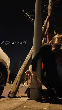 0816户外双手双脚同时背铐路灯杆翻车SubM 明明知道手和脚同时被手铐脚镣铐在路灯杆后边的时候 蹲下是根本碰不到地面的钥匙的 但一上头又把自己这样铐住了 而且还是在一个经常有车路过的地方 现在回看自己真的是太作死了