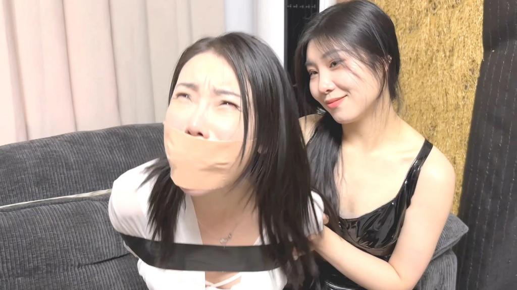 【云雀定拍】【二狗原创】肉丝女主人抓到黑丝小偷反被擒获，胶带封嘴有口难言求救失败被当做奴隶卖掉 柳洋与吴晗出演(剧本改编自危机著名桥段) 【云雀定拍】【二狗原创】已经取得云雀工作室版权，剧本由二狗编写。柳洋老师和吴晗老师亲情出演，演技爆棚。<br>一名小偷（吴晗饰）入室行窃，被女主人（柳洋饰演）抓个正着。柳洋将小偷捆绑封嘴后，打电话约了一个人贩子，计划把女小偷当奴隶卖掉。柳洋对女小偷一番调教，相当得意，把小偷留在房间里，想去拿一些自己穿过的丝袜来折磨小偷。<br>小偷趁柳洋不在，挣脱了束缚。她悄悄潜伏在门后，趁柳洋回家时，将柳洋迷晕。小偷将柳洋牢牢捆住，把柳洋刚拿来的自己穿过几天的原味丝袜塞进她嘴里，再用胶带把嘴巴牢牢封住。柳洋醒过来以后，十分愤怒，却无法反抗。小偷继续到别的房间寻找值钱的东西。<br>柳洋无法挣脱捆绑，便试图用手机报警求救，可是她嘴巴被封住，说不出话来，求救失败。这时小偷回来，把柳洋的手机抢走。柳洋约的人贩子上门了，小偷谎称柳洋就是小偷，让人贩子随意处置。柳洋嘴巴被封住，无法说话，只能任由人贩子调教，眼睁睁地看着小偷把她的财物拿走。<br>元素非常多：胶带封嘴，肉丝丝袜，黑色丝袜，厚黑，光腿神器，捂嘴，丝袜堵嘴，丝袜塞嘴，丝袜脚踩嘴，挠脚，TK,危机，试图手机求救。