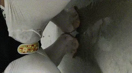 星语强制榨汁和扣扣机刺激，平板锁失禁，水桶蝴蝶乳夹洗澡 穿上涩涩衣服和全包头套，戴上铃铛乳夹，固定飞机杯和扣扣机进行刺激和持续榨汁，后面再把出气口堵住进行窒息，捆上驷马放置，然后带到洗手间戴上平板锁用假jb来自慰晚了（其实是想下来，但是做不到），好不容易下来了，却在平板锁里失禁了，只能在自己的排泄物里挣扎，后面好像没怎么洗干净，那就重新洗一遍吧，戴上有桶蝴蝶夹，接的水越多夹的就越疼<br>定拍qq:1802273274<br>水印搜不到改下搜索设置试试