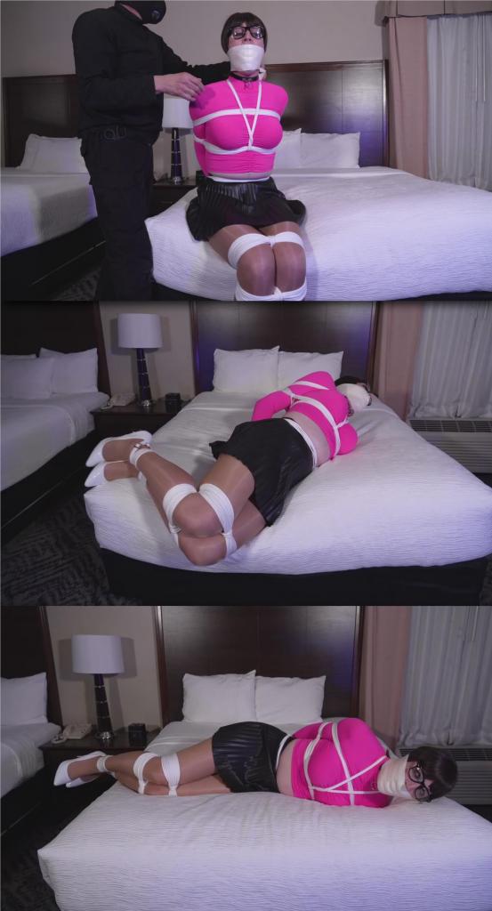 Submissive Ana Corvida Hogtied with Panties on her Head 片名：Submissive Ana Corvida Hogtied with Panties on her Head<br><br>The new guy that Ana had been talking to was so dominant that it really turned her on. He didn't share much about his personal life and she really didn't know much about him but the way he told her what to do was just what she was looking for. She knew it might be risky meeting a guy who was basically a stranger alone in a hotel room but he was one of the few guys who didn't want her to tie them up—she got so tired of supposedly Dom guys who eventually asked her tie them up! This guy seemed like the real thing and she was willing to take the chance. Besides, how many chances did she really have to act out her fantasy? She was sure she would be fine.<br><br>But somehow that's not how things turned out. Here she was five hours later hogtied in her hotel room, alone, heavily gagged, with a pair of shiny panties pulled over her head and tightly taped across her lips and cheeks which were likewise sealed up with layers of medical tape and a big ball stuck in her mouth. She'd tried to reach the knots on her wrists and get herself out of her bondage but the more she struggled the tighter things seemed to get. She couldn't believe she'd been so dumb and got carried away with her fantasies. If she could somehow get off the bed without injuring herself she could maybe shimmy her way across the room and try to get to the door, but being hogtied she wasn't even sure that she'd be able to reach up to the doorknob. Besides, the idea of anyone seeing her like this was even more humiliating. What if she somehow got the door open and dragged herself out into the hall? She didn't even know if anyone would help her or just laugh at how stupid she looked. She could just imagine running into some guy like the guy she'd just met and having them drag her back into her room and slam the door shut and take advantage of her helplessness. The only other alternative was to lie here on the bed all night and pray that the maid would let her out in the morning. She cursed her stupidity in letting herself get into this situation and realized she kind of deserved it for being such a dumb horny slut.<br><br>安娜一直在和的那个新来的家伙太强势了，这真的让她很兴奋。他没有分享太多关于他的个人生活，她对他也不太了解，但他告诉她该做什么的方式正是她想要的。她知道在酒店房间里遇到一个基本上是陌生人的人可能会有风险，但他是少数不想让她把他们绑起来的人之一——她厌倦了那些最终要求她把他们捆起来的所谓的多姆人！这家伙看起来很真实，她愿意冒这个险。此外，她真的有多少机会来实现她的幻想？她确信自己会没事的。<br>但不知何故，事情并非如此。五个小时后，她独自一人被困在酒店房间里，嘴里塞满了东西，一条闪亮的内裤套在她的头上，紧紧地贴在她的嘴唇和脸颊上，嘴唇和脸颊也用多层医用胶带和一个大球封住了。她试图抓住手腕上的结，摆脱束缚，但她越挣扎，事情似乎就越紧张。她简直不敢相信自己竟然如此愚蠢，被自己的幻想冲昏头脑。如果她能在不受伤的情况下下床，她也许可以穿过房间，试图走到门口，但被困住了，她甚至不确定自己能够到门把手。此外，任何人看到她这样的想法都更加羞辱。如果她不知怎么把门打开，拖着自己走进大厅怎么办？她甚至不知道是否有人会帮助她，或者只是嘲笑她看起来有多愚蠢。她可以想象遇到一个像她刚认识的那个人一样的人，让他们把她拖回房间，砰地关上门，利用她的无助。唯一的另一种选择是整晚躺在床上，祈祷女佣早上能放她出去。她诅咒自己愚蠢地让自己陷入这种境地，并意识到自己是个愚蠢的性欲荡妇，这是她应得的。