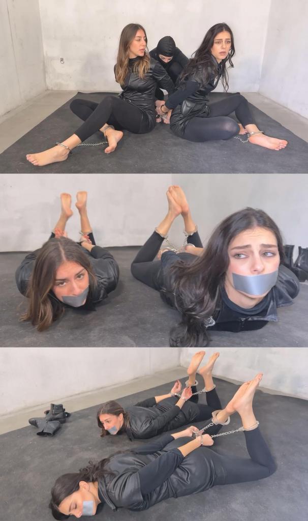 The captured police women 盖亚和露娜是两名女警。她们正在一个偏僻的车库里调查，突然被人抓住了。<br><br>她们被带到另一个房间，先是被链条手铐反铐在背后，脚镣铐住她们，使她们坐下，然后又被捆绑成猪蹄状，赤着脚，最后嘴巴被灰色胶带封住。<br><br>她们拼命挣扎，试图找到逃脱的方法。Gaia and Luna are police women. They are investigating in an isolated garage when one for time are captured by someone.<br>They will be in another room before handcuffed behind back by chain handcuffs and shackled by legirons in sit down position and then in hogtie or hogcuff position, barefoot and in the last part of clip gagged by a grey tape gag.<br>They struggle a lot searching a way for escaping.