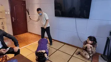 空虚定拍，打牌 模特灿灿，陈依依，捆绑状态之下对三位打牌者进行服务，端水果，充当凳子，当然还免不了参与牌局胜负的惩罚。<br>解压密码：12345