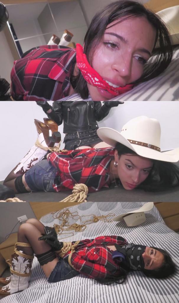 Bound and gagged cowgirl! 性感女牛仔珀尔塞芬来洗劫安迪的财物了！而安迪则要阻止她！珀尔塞芬偷偷溜进房间，蹑手蹑脚地走到衣橱边，却没注意到安迪正站在她身后，伺机而动。珀尔塞芬找到一个保险箱，打开后发现里面装着赃物！她咧嘴一笑，兴奋地把赃物放进钱包里，但就在她站起身时，一条套索飞过她的手臂，将她牢牢地套住！珀尔塞芬吓了一跳，钱包掉在了地上，安迪站在那里，拉着套索！珀尔塞芬拼命挣扎，想要逃跑，但很快就被安迪抓住，安迪迅速用套索将她捆了起来。然后，安迪抓起赃物，训斥珀尔塞芬，珀尔塞芬翻了个白眼，反驳道。安迪皱起眉头，又掏出一个袋子。这里到处都是绳子和头巾……珀尔塞福涅恼怒地站在那里，看着绑匪用绳子把她捆起来。她被紧紧地绑在腰带上。珀尔塞福涅被推到床上，一边争辩一边抱怨。她的双腿被绑住，安迪用一个开口器和两个口塞堵住了她的嘴。安迪离开后，珀尔塞福涅被绑着、堵着嘴，完全无助地留在那里！Seductive cowgirl Persefone is here to raid Andy's coffers! And Andy is here to stop her! Persefone sneaks into the room and stealthily moves over to the closet, not realizing Andy is behind her, waiting to pounce. Persefone finds a safe box and opens it to find the loot! She grins and excitedly puts the loot in her purse, but as she stands up, a lasso flies over her arms and pins her! Surprised, she drops her purse, and there stands Andy, tugging on the lasso! Persefone tries to run and struggles, but soon Andy reels her in and does a quick hogtie of Persefone with the lasso rope. Then Andy grabs the loot and reprimands Persefone, who rolls her eyes and argues back. Andy scowls, and pulls out another bag. This one is full of lots of ropes and bandanas… Persefone stands in annoyance as her captor binds her with hanks of rope. She is bound in a tight belt tie. Persefone argues and complains as she is pushed onto the bed. Her legs are bound, and Andy gags her with a cleave gag and two OTM. Andy leaves and Persefone is left there tied up and gagged, totally helpless!