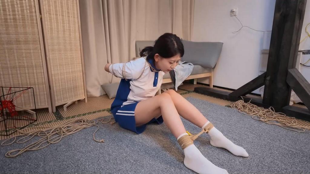 【花花】【五花大绑】勒脖子反应！反馈很难受！ 欢迎各位老板赞助！有意向欢迎咨询~！<br>——————————————————————————————————————————————<br>经过系统的市场调研考察，现在正式公布报价单！定拍基本报价明码公布，梯度研究后完全合理，为标准行业模板报价，欢迎各位放心购买！（报价公开，谢绝讲价！）<br>——————————————————————————————————————————————<br>1.计价公式＝基本时长报价＋道具服装内容报价＋版权报价（可选择不要）<br><br>基本时长报价（仅绳缚默认价格）：<br><br>500 15分钟<br>600 20分钟 <br>700 25分钟<br>800 30分钟<br><br>道具服装内容报价：咨询客服号后问有无此道具服装没有默认客户购买，特殊需求例如“玩具”“可能的人为损伤”“画质需求”等等会要求加价，咨询后可知详情<br>版权报价：三十分钟以下加500￥拿走，三十分钟以上加800￥拿走。<br><br><br>注：目前做简单剧本为主，若是复杂的建议拆分剧本。（摄像大概告知具体需求即可）<br><br>特此备注：“漏点 涉及入体 淫秽”不拍（严肃），拍过的都能拍，所以不要再来问尺度问题啦~，直接告诉我你要看什么内容先！其它看模特自身情况（正经）<br><br>有任何合理的建议 意见 问题 咨询 欢迎联系QQ客服号↓<br><br>联系方式：q453475236 q3896695284（分流）<br>说明：时长 内容 预算 不闲聊<br>——————————————————————————————————————————————<br><br>2.线下约拍：为防止诸多特殊原因比如嘴炮打着咨询的旗号但并没此意向或口说无凭等，所以我们要筛选人群，该项目仅针对在本工作室有过定拍的客户开放，定拍咨询过后可解锁此服务，先定拍后约拍~！。因此报价不公布，想要详细了解先定拍再沟通~！<br><br>解压码：要么是pzz123456，要么pzz654321 要么就是没设置<br><br>联系方式：Q453475236 Q3896695284