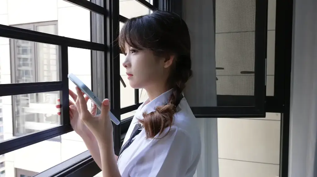 【定拍转公映】JK女杀手 小念站在窗户前，看着手机里的短信<br>短信内容：<br>一个地下社会的头目，代号“黑豹”，是组织长久以来的死敌。目前，黑豹的位置已被组织锁定，他今天预约了一个技师上门服务，组织已经打发了那名技师。现在需要你来冒充技师，前往黑豹的住处，假意服务。组织调查得知黑豹有恋足癖，你可以根据这个特点来魅惑并伺机杀了他。完成后组织会给你一笔丰厚的酬劳，并且给你放一个长假。你作为精心栽培的杀手，不要让组织失望。<br>小念心中默念完信息后，立马拨打电话给自己国外的老公<br>"老公,我接到了一个大单子，干完这一票我们就可以隐居了"<br>-----------------------------------------<br>本片是暗杀系列作者老哥支持公映作,断更多月，于今日通知我将在近期归来,特发此作品与各位同好沟通交流一下,<br>感谢大家长期以来的购买支持,感谢公映的各位定制老哥，谢谢！本部片也把小念的少女机灵劲完美突出<br>------------<br> 定拍合作请联系QQ1372181502 2838269780 备注妖狐吧 网盘解压密码bill 不要在线解压