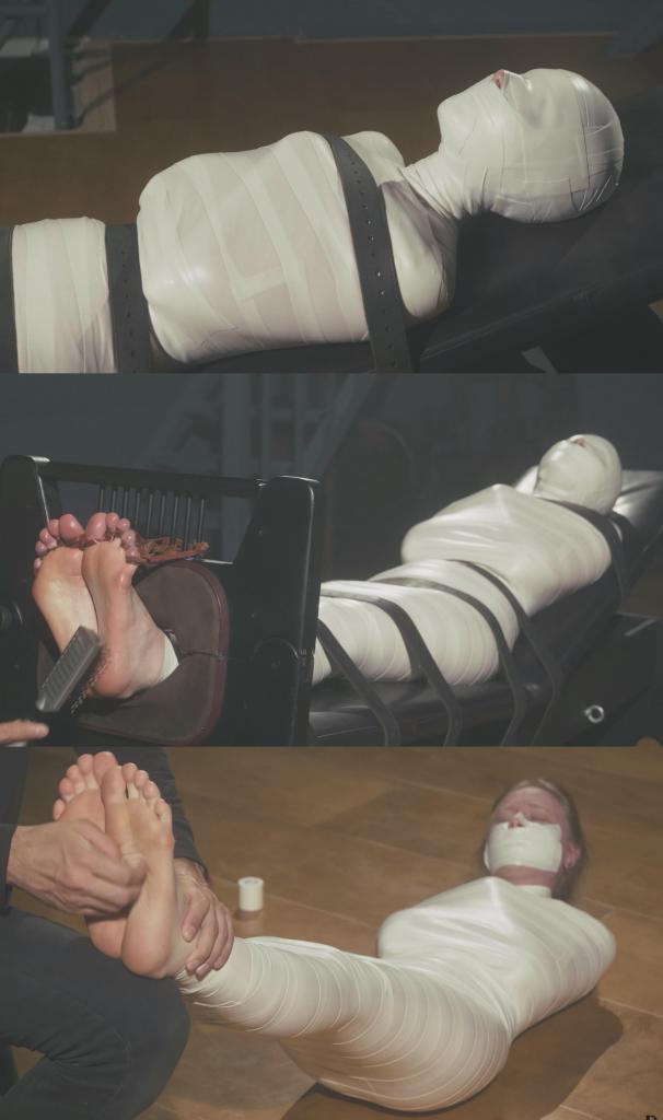 Mandy - Total Microfoam Mummification and Bare Foot Tickling for a Caught Thief 在这段视频中，Mandy 扮演一名潜入错误公寓企图行窃的小偷。<br><br>不幸的是，这间公寓的主人是一位有着特殊癖好的捆绑师——他热衷于将闯入的美女像木乃伊一样紧紧包裹起来。Mandy 当场被抓，不仅没能带着战利品逃脱，反而成了一场激烈木乃伊化实验的主角。<br><br>正片开始时，Mandy 已经在镜头外被层层白色的微孔泡沫材料完全包裹成了木乃伊。她被紧紧束缚着，只有头部和穿着袜子的双脚露在外面。<br><br>灯光亮起，Mandy 开始苏醒。镜头聚焦在她的脚上，捕捉她扭动脚趾的动作，同时也展现出她意识到自己已被彻底束缚时的状态。<br><br>捆绑师回来后，先是隔着袜子逗弄她的脚底，随后慢慢脱掉袜子，露出她赤裸的双脚，准备进行第一轮挠痒。特写、侧拍和沉浸式视角着重展示了她的反应、脚趾以及裸露的脚底。<br><br>但这仅仅是个开始。<br><br>她的赤裸双脚再次被层层包裹，而 Mandy 尽可能久地活动和伸展着脚趾。当双脚被完全封住后，她被抬到一张捆绑长椅上，并被更彻底地固定住，脚踝被锁在木制脚枷中。<br><br>但这还不够……Mandy 被牢牢绑在长椅上，脚枷锁住了她的脚踝，此时镜头才开始拍摄木乃伊化过程的最后一步——包裹头部。她的嘴巴和脸部被逐渐遮盖，眼睛留到最后，直到她几乎完全被封在白色微孔泡沫中。<br><br>全身木乃伊化完成后，注意力再次回到了她的脚上。<br><br>包裹脚部的材料被慢慢拆除，露出她赤裸的脚底，她随即开始蜷缩、伸展并扭动脚趾。捆绑师先是轻柔地逗弄，随后真正的脚底挠痒开始了。<br><br>她的脚底受到彻底的刺激，脚趾也被逐一向后拉并固定，直到十根脚趾全部被束缚并完全暴露出来。过程中还使用了精油，使她的脚底在持续的挠痒下变得更加敏感。镜头在脚部的细腻特写、全身被完全包裹成木乃伊状的曼迪（Mandy）的全景画面，以及俯瞰其被束缚双脚的沉浸式视角之间切换。<br><br>最终，挠痒结束，她的脚趾被松开，足枷打开；曼迪被从长椅上移至沙发，以便从这场令人筋疲力尽的体验中恢复过来。<br><br>这是一段精心制作的长篇视频，专为那些热衷于全身木乃伊式捆绑、白色微孔泡沫胶带、足枷、赤裸脚底、脚趾捆绑以及持续不断足底挠痒玩法的资深粉丝打造。<br><br>尽情欣赏吧！In this clip, Mandy plays a thief who sneaks into the wrong apartment looking for something valuable to steal.<br><br>Unfortunately for her, the apartment belongs to a rigger with a particular obsession - tightly mummifying beautiful intruders. Mandy is caught in the act, and instead of escaping with her prize, she becomes the centerpiece of an intense mummification experiment.<br><br>By the time the main scene begins, Mandy has already been fully mummified off camera in layers of white microfoam. She is lying tightly encased, with only her head and socked feet still exposed.<br><br>The lighting comes up, Mandy begins to stir, and the camera lingers on her feet as she wiggles her toes and realizes just how completely she has been restrained.<br><br>The rigger returns and starts teasing her soles through the socks before slowly removing them, revealing Mandy's bare feet for the first round of tickling. Close-ups, side views, and immersive angles focus heavily on her reactions, toes, and exposed soles.<br><br>But that is only the beginning.<br><br>Her bare feet are wrapped again, layer by layer, while Mandy continues moving and flexing her toes for as long as she can. Once they are completely sealed, she is lifted onto a bondage bench and secured even more thoroughly, with her ankles positioned in wooden stocks.<br><br>But it was not enough… Mandy is strapped firmly to the bench, the stocks are locked around her ankles, and only then do they finish the mummification process on camera by wrapping her head. Her mouth and face are progressively covered, with the eyes left until last, until she is almost completely sealed in white microfoam.<br><br>After the total mummification is complete, the attention returns to her feet.<br><br>The wrapping around them is slowly removed again, revealing her bare soles while she immediately starts scrunching, stretching, and wiggling her toes. The rigger teases them gently at first before the real foot tickling begins.<br><br>Her soles are worked over thoroughly while her toes are gradually tied back one by one until all ten are restrained and completely exposed. Oil is added during the session, making her soles even more vulnerable to the continued tickling.<br><br>The camera alternates between detailed foot close-ups, full-body views of the completely mummified Mandy, and immersive angles looking down toward her restrained feet.<br><br>Eventually the tickling ends, her toes are released, the stocks are opened, and Mandy is removed from the bench and left on the couch to recover from the exhausting experience.<br><br>A long, detailed custom-style clip made for true fans of total mummification, white microfoam tape, stocks, bare soles, toe bondage, and relentless foot tickling.<br><br>Enjoy!