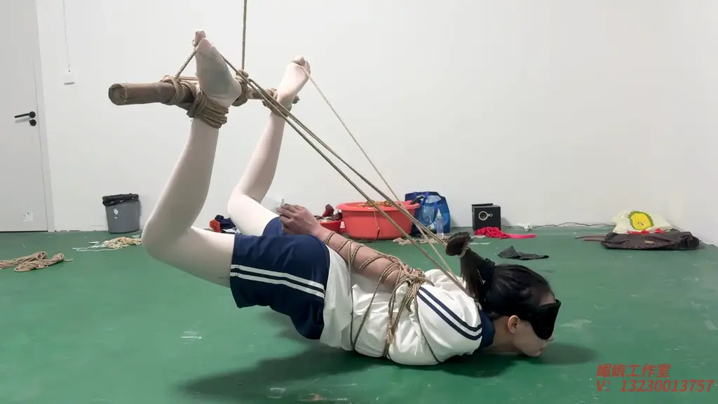 媚娘工作室-学生妹的痛苦直臂紧缚调教 媚娘工作室<br>V:13230013757<br>线x体验 私人定拍 线下陪玩 约绑模特 全国上课<br>  长时间没有接受调教的女m,现在连直臂都无法坚持，媚娘便对其加训，超紧直臂将女m的软肉通过绳子的缝隙挤出，连带着被吊起的后腿与脚趾，惹得女m不断发出痛苦的呻吟声，自身的脚腕感觉快要被拉扯开来，在这痛苦的折磨之下不知道女m还能坚持多久？<br>