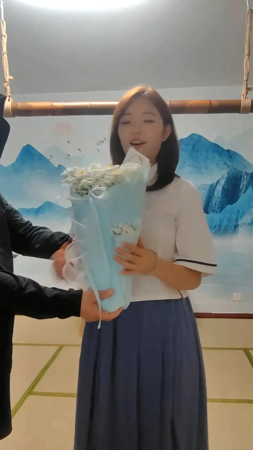 向女生献花（上） 七夕节又名乞巧节，本来是给女儿过的，现在变成情人节了。算了随大流，我也献花吧。<br>本剧为竖屏，不喜可喷，谢谢~<br>本片经过模特知情同意进行拍摄，无任何真实暴力发生。<br>秦韵绳屋祝大家：马年行大运，发大财。<br>本绳屋无线下体验，请不用再咨询了，谢谢。<br>业务QQ：1937963514，可接定拍，欢迎骚扰。<br>解压密码：qinyun