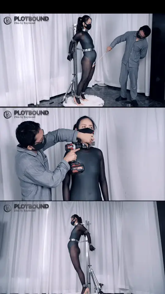【PlotBound】（Steel Restrained）全金属硬核拘束放置（纯手搓的不锈钢装配式拘束装置首次应用，果然一点都不能动） 如果喜欢我的作品，可以点击上方头像位置的“关注我”，以便及时收到每一次的更新提醒。<br><br>时长：00:38:18<br>大小：1.73G<br>分辨率：1080p<br><br><br>本期剧情简介：<br>之前大半个月没怎么更新，就是在做这套东西。我的设想是做一套各个部位的铐子，然后再通过不同的模块化的连接件，将连接件用螺栓与各个部位的铐子锁紧，这样可以组合成各种拘束姿势。而且由于金属的特性，一旦固定好后就完全无法动弹，这无疑是非常硬核的拘束方式。<br>这次是第一次尝试，先试了一种后弓的站立姿势，经实测，痛苦程度远超普通捆绑。当然，不是说捆绑不痛苦，只是折磨的方式不同。金属拘束的完全无法动弹，刚拘束上没事，但一旦过了几分钟后，那种完全无法动弹的感觉会越来越让人抓狂。过程中还尝试了鞭打，可以说是毫无躲闪的空间，只能像个物品一样任人宰割。<br>本期内容概要：<br>00:00-07:40 部分安装过程<br>07:40-19:10 10多分钟的放置（固定镜头全景）<br>19:10-28:57 另一个镜头的10分钟的放置（中景与各角度特写）<br>28:58-片尾 部分打开过程和结束后简短的感受对话<br><br>更多作品请在站内搜索PlotBound