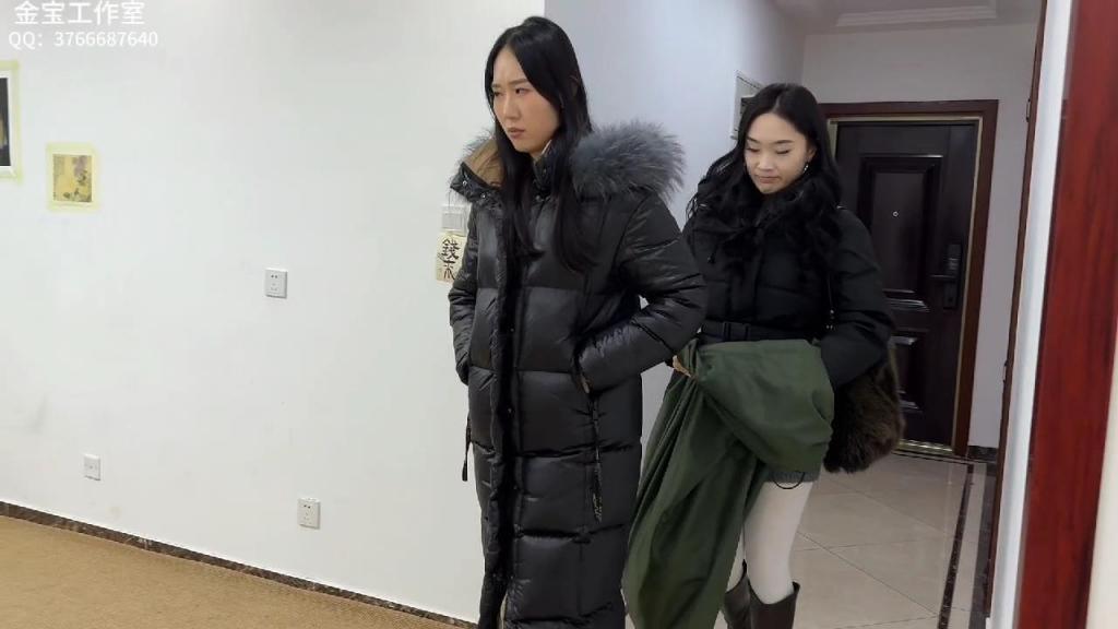 出差的争斗合集版 金宝工作室定拍，喵喵、思琪出演。<br>网盘内为原文件，大小约5.4G。<br>老板思琪和秘书喵喵出差，由于航班延误，二人只能在一间宾馆房间内住下。<br>琪琪满腹怨气，便百般刁难喵喵，喵喵不堪羞辱之下对思琪出手，但却被制伏。<br>思琪将喵喵捆绑，并用胶带封嘴，随后对喵喵展开了调教：挠脚心、鞭打、上下其手。<br>琪琪继续调教了被驷马捆绑的喵喵一会儿，被一个劫匪入室捆绑，二人被并排放置挣扎呻吟。随后喵喵挣脱束缚，将思琪口球堵嘴、海老缚，进行了摸胸、堵嘴等调教，最后扬长而去，把思琪留在了原地放置。<br>后面附带了采访，复盘了一些拍摄中的细节；二位模特的表演非常投入，表情台词都十分到位。<br>解压密码：<span style='color:#b0b0b0;'>[隐藏文字，购买后可见]</span>