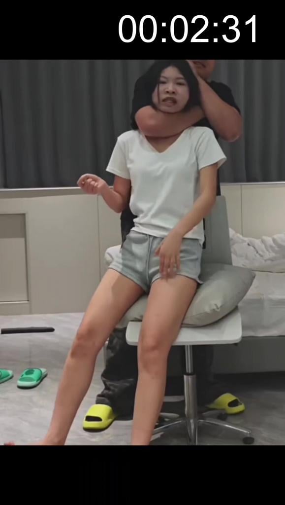极限窒息昏迷抽搐，重口裸绞昏迷 小红书约玩大学生妹子，第一次玩极限窒息，开始准备玩吊的，试了一下确实接受不了就玩裸绞了，勒全力勒了一分钟以上，昏迷抽搐失禁，超级极限，醒来后大哭不止