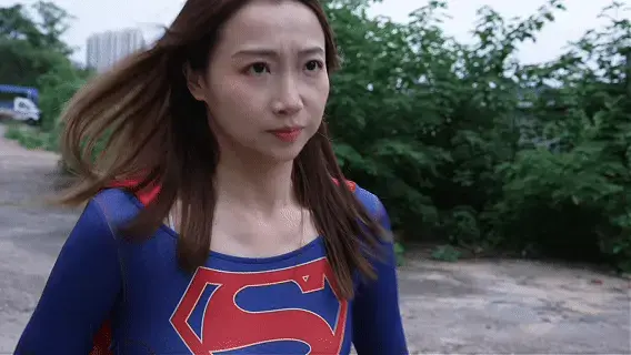 【定拍授公映】圈套(制服女超人) 女超人漫展回来路上经过一栋废弃大楼,循声找寻，发现被捆绑凳子的昏迷女子,<br>遂解开捆绑,摇醒护住昏迷女子，曾想昏迷女子突然背后使用猫爪，涮的一下爪击大腿,<br>女超人吃痛往前摔倒，腿还有点麻痹。<br>“我的爪子可是有麻痹毒性哦”<br>两女来回搏斗<br>----------------------------------------------<br>感谢定制大哥支持公映 定拍合作请联系QQ1372181502 2838269780 备注妖狐吧 网盘解压密码bill 不要在线解压<br>招募女演员<br>