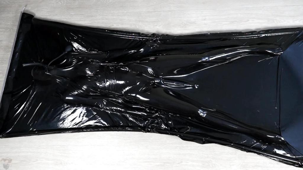 Orgasms in a vacuum bed with a pear gag Sonya decided to make herself feel good and pleasure herself with the help of a vacuum bed. She used an inflatable gag and a vibrator for greater effect. Oh, how it brought her to orgasm. And not just one. The girl cumming and cumming in the vacuum bed, it was juicy...