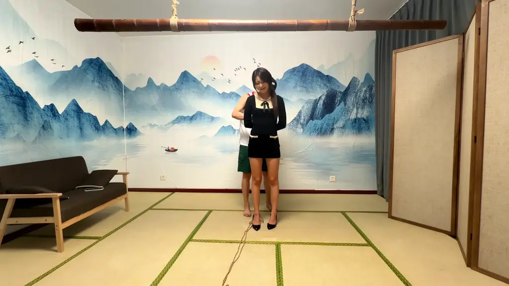 挠痒痒 朋友专业挠痒痒，让他试试挠袅袅。<br>本片经过模特知情同意进行拍摄，无任何真实暴力发生。<br>秦韵绳屋祝大家：马年行大运，发大财。<br>本绳屋无线下体验，请不用再咨询了，谢谢。<br>业务QQ：1937963514，可接定拍，欢迎骚扰。<br>解压密码：qinyun