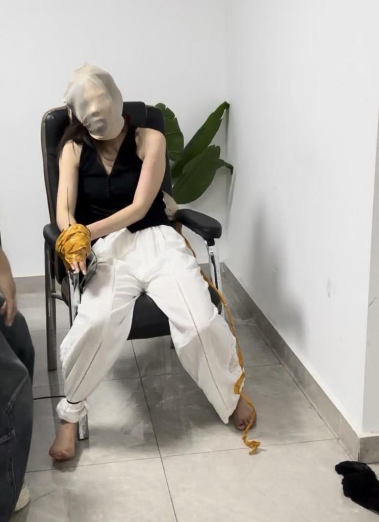中介加班带客看房的遭遇 真实的拍摄，不是摆拍也不是模特，真实的中介加班看房的，所有的道具放在了书包里，突然来这一下有点懵，比过年的猪都难按，这是一部分的片段，事后安慰了很久并且给了合理的价格补偿，主打一个刺激，炽欲工作室qq2572268248