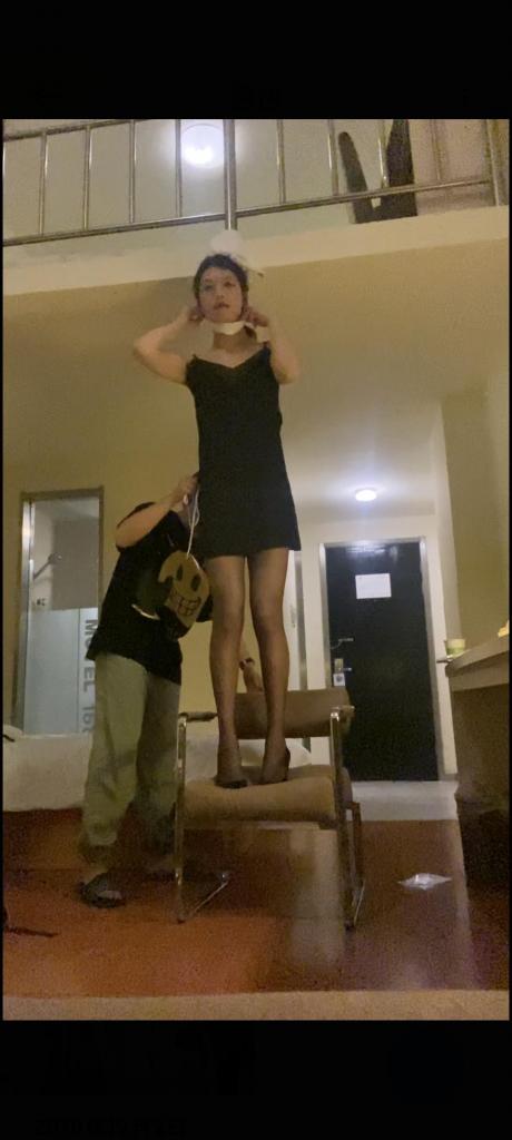 一个身材很好很伪娘穿黑丝上吊 好几年前约的一个身材很好的伪娘玩上吊窒息，穿的高跟黑丝加蕾丝睡衣，腿真的很长，双手被绑在身后然后被挪开椅子，安静的吊了几秒就失去意识开始挣扎，吊了一分钟左右，最后还不小心直接摔了下来，高跟鞋都摔断了，重度窒息