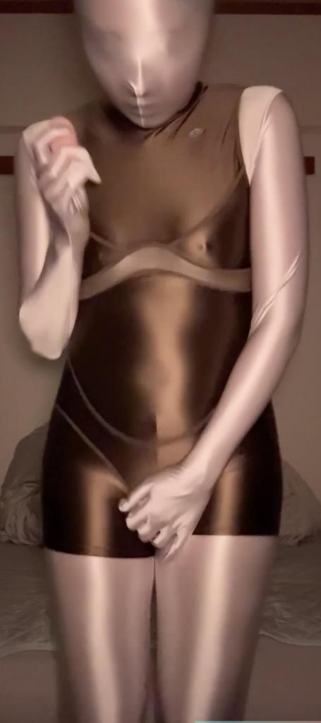 【︎✿小花︎✿】①White ZENTAI 华花穿着白色zentai，档里塞着入体遥控眺蛋，强高自嗨，爽的全身都乱哆嗦。<br>玩着玩着嫌不够爽，为了增加紧缚感，外面又套了一件连体光泽泳衣，把裆部勒的更紧了。<br><br><span style='color:#b0b0b0;'>[隐藏文字，购买后可见]</span>