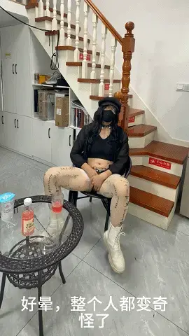 被外卖小哥下药精神控制的小骚货，用塑料袋窒息，挣扎，失禁，最后被抛尸在海边 昏迷+窒息+挣扎+失禁+抛尸+冰+户外 因为在家太过无聊，打算自己调点酒喝，于是点了个外卖让外卖小哥送酒过来。听到敲门声后，打开门却发现门口空无一人，只有几瓶酒。小骚货没有多想，拿进房间调好酒就喝了起来。刚喝两口，就感觉浑身发热，意识逐渐模糊，最后晕倒在地。<br>躲在门后的外卖小哥：没想到吧，骚货，我在酒里添加了能够精神控制的媚药，现在你要完全听我控制了。起！<br>小骚货不受控制的站了起来，按照小哥的命令，换上了性感白色长靴。<br>小哥又命令道：把这个袋子套在头上，没有我的命令不许拿下来！<br>随着塑料袋内的空气越来越少，小骚货的意识逐渐模糊，倒在地上不停的挣扎，最后晕了过去。<br>小哥觉得这样还不够过瘾，又把小骚货带到户外废弃商场，将她拷了起来，还灌进去两管清水，套上塑料袋继续窒息。<br>小骚货不停挣扎，随着意识的模糊，尿液和灌进去的清水一起喷了出来。<br>为了不被发现，小哥将她的尸体扔在海边，任凭海浪冲走。。。。<br><br>定拍/任务Q:(招募胶南附近摄影)<span style='color:#b0b0b0;'>[隐藏文字，购买后可见]</span>