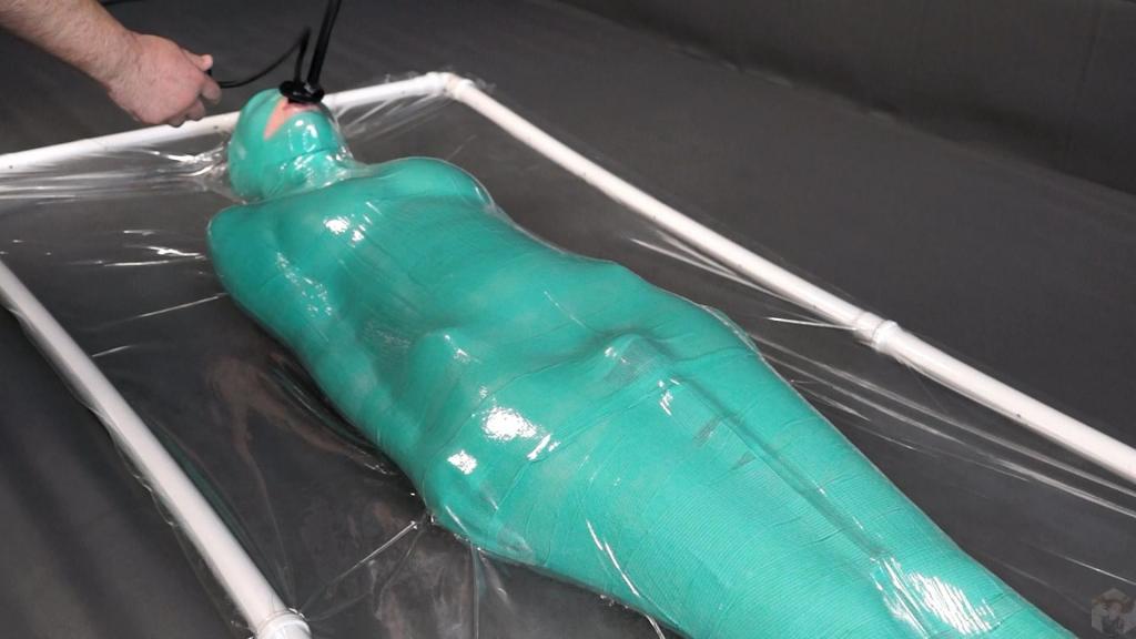 Mummification bandage, vibrator and inflatable gag in a vacuum bed, orgasm Sonya is mummified in a green elastic bandage, a vibrator constantly stimulates her, and an inflatable gag stretches her mouth! And all this happens in a transparent vacuum bed...
