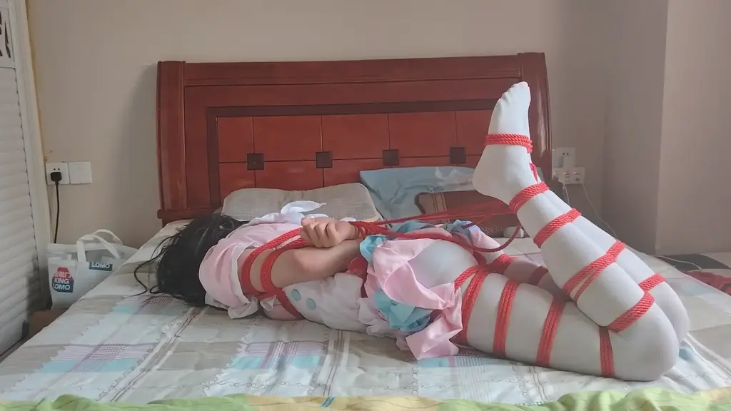极限驷马自缚挣扎 最后欲求不满摸到震动棒自己玩 脱缚过程还差点翻车 这次也是又接到定拍了喵，任务是尝试一次极限驷马自缚，准确来说是我自缚的极限吧。本来是打算随便录一遍过的，结果第一遍录到一半手机内存不够了，导致只录到了前面自缚的过程，后面玩的过程都没录上。于是只能被迫营业拍第二遍了，结果第二遍绑完脱缚的时候还差点翻车，也算是补上了附加的翻车过程。<br><br><span style='color:#b0b0b0;'>[隐藏文字，购买后可见]</span>