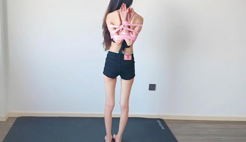 小水丝带后高手五花并肘 定拍请加QQ1359092318~<br>小水挑战小水丝带后高手五花并肘，目前已经经历了绳子和丝带，后续还会有绷带等等，欢迎大家定拍各类短片儿?