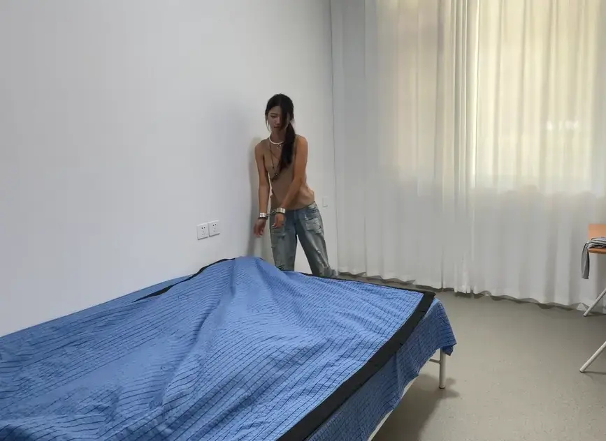 小女奴充实的一天 主人买回来一个小女仆，本想着能每天伺候主人洗衣做饭，结果这个笨蛋女奴什么都不会做，每天就会吃喝，别的啥也不做，主人工作时还在一旁打扰主人，气的主人把她锁起来吊着，后来慢慢才学会收拾家务。剧情演绎，模特自愿，无任何逼迫行为。剧情包括锁链吊、拘束做家务、捆绑外出（电梯差点被发现）<br>解压密码54321<br>新工作室希望大家多多支持，祝老板们身体健康马年行大运！<br>业务连续QQ：2210610585