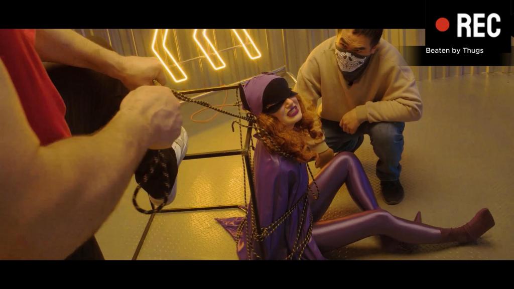 Beaten by Thugs Superheroine defeated by her enemy. <span style='color:#b0b0b0;'>[隐藏文字，购买后可见]</span>