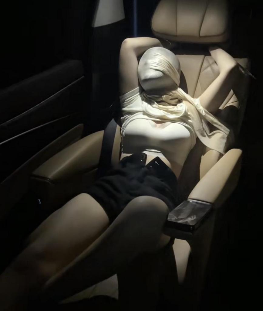 公务员面基的遭遇 网上认识的小姐姐，线下约出来，纯素人，第一次见面给她一个难忘的惊喜，恐慌害怕反抗到最后的享受，丝袜套头，保鲜膜伺候，调情，最后套着丝袜舔胸，一会下面水多多了，最后没忍住送她一次了，视频太长部分片段，炽欲qq2572268248