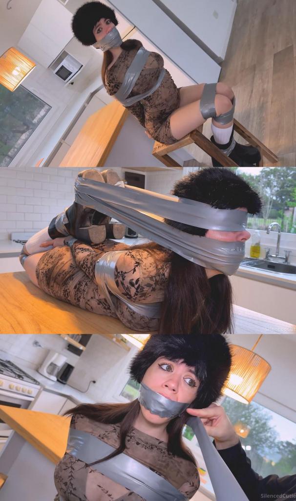 Packaged Girl?! Nani Gets FULLY Wrapped in Shiny Tape On The Kitchen Table! - mouth stuffed, tapegag Packaged Girl?! Nani Gets FULLY Wrapped in Shiny Tape On The Kitchen Table! - mouth stuffed, tapegagged, hogtied, tape bondage 可爱的娜妮来到拍摄现场时，她做梦也没想到自己会被闪亮的银色胶带完全包裹起来，嘴里塞着袜子，眼睛被蒙住，像个包裹一样被紧紧地绑在厨房台面上！<br><br>甜美可爱的娜妮穿着她最漂亮的紧身连衣裙，戴着她心爱的毛绒帽子来到拍摄地点。摄影师却不在。她不知所措，独自坐在厨房里，喃喃自语地想着他什么时候会来，这样她就可以穿着这身可爱的衣服开始拍摄了……就在这时……嗯！娜妮的嘴唇被一只蒙面男子的手捂住了，他悄无声息地从她身后靠近。嗯！<br><br>她挣扎着，发出响亮的呻吟，惊讶地睁大了眼睛。她的呻吟声被闷住了。她试图挣脱束缚，但却无济于事。突然，一卷闪亮的银色胶带出现了。一卷又一卷，胶带开始缠绕她的手腕……缠绕在她漂亮的靴子上……缠绕在膝盖下方，然后又缠绕在膝盖上。缠得非常紧！她动弹不得。一层又一层的胶带让她动弹不得，只能坐在厨房的凳子上。哦不，娜妮这下麻烦大了！<br><br>她的嘴唇再次被一只手捂住。嗯！她的胸部在她嘴巴被捂住的情况下得到了些许抚摸。然后，更多的银色胶带从上到下缠绕在她的胸部，将她的乳房托起，使它们紧绷而高高翘起。胶带被抚平，牢牢地固定在她身上。嗯！她的嘴唇再次被捂住，她的乳房再次被抚摸。她试图挣扎，但毫无用处！<br><br>一只白色的大袜子出现在她面前。“你要用这个干什么！？”她困惑地惊呼道。她惊讶地张大了嘴巴……嗯！整只袜子被塞进她漂亮的嘴里，直到完全填满。手指用力地将袜子压得更深……更多的胶带，可怜的娜妮！她的嘴唇最终被紧紧的银色胶带完全封住。一圈又一圈，直到嘴里的塞子被完美地包裹住。她的眼睛睁得大大的。她呻吟着，但声音完全被堵住了，因为她的嘴被塞得严严实实，嘴唇也被紧紧地封住了。胶带被仔细地抚平，让她再也说不出话来。嗯嗯嗯嗯嗯！玩得开心吗，可爱的奶奶？<br><br>她独自一人待了一会儿，挣扎着。她试图挣脱束缚，但紧紧的胶带和口塞让她动弹不得。当她看到机会时，她左右看了看，小心翼翼地从凳子上站了起来。她开始可爱地蹦蹦跳跳地奔向自由……但是不行！她蹦跳着，却被厨房的台面绊倒了，呻吟着，发出了一声声响。小心点，奶奶！她摔倒后半躺在地上。有人拍了拍她的屁股，然后把她完全抱起来，脸朝下放在台面上。她呻吟着，挣扎着，睁大了眼睛，对眼前的状况感到惊讶。哦不，奶奶！更多的胶带来了！<br><br>一圈又一圈紧紧的胶带缠绕在她漂亮的靴子上，一直缠到她的嘴巴，直到她被捆绑成猪蹄状。好几层胶带确保她无法再次逃脱。娜妮，还差最后一步！一条胶带开始遮住她宝贵的眼睛，并与绑住她脚踝的胶带连接起来。完成后，她什么也看不见了。她被彻底封住嘴，动弹不得，全身都被包裹起来。她可爱的小鼻子被轻轻戳了一下，然后她被独自留在柜台上，被紧紧地缠着胶带……像个可爱的小包裹，还在挣扎。When adorable Nani arrived at the photo set, she never imagined she would end up completely wrapped in shiny silver tape, with a sock stuffing her mouth, her eyes covered, and tightly hogtied like a package on the kitchen counter!<br><br>The sweet and adorable Nani arrives at the photo location wearing her best body-hugging dress and her precious fluffy hat. The photographer is not there. Not knowing what to do, she sits alone in the kitchen and wonders out loud when he will arrive so she can finally start the session in her cute outfit… Between thoughts… Mmmmphh! Nani’s lips are covered by the hand of a masked man who silently approaches her from behind. Mmmmphh!.<br><br>She struggles and moans loudly, eyes wide open in surprise. Her moans stay muffled. She tries to free herself, but she can’t. Suddenly a very shiny silver tape appears. Turn after turn it begins covering her wrists… tape over her beautiful boots… under the knees and over them. Very tightly! She can’t move. Layer after layer of tape leaves her completely immobilized, sitting on that kitchen stool. Oh no, Nani is in very tight trouble!<br><br>Her lips are covered again by the hand. Mmmmpph! Her breasts receive a little attention while her mouth stays covered. Then more silver tape wraps around her chest from above and below, lifting her tits and leaving them tight and elevated. The tape is smoothed so it stays firmly in place on her. Mmmmphh! Her lips are covered once more and her tits are touched again. She tries to struggle, but it’s useless!<br><br>A large white sock is shown to her. “What are you going to do with that!?” she exclaims, confused. She opens her mouth wide in surprise and… Mmmmphh! The entire sock is pushed into her pretty mouth until it fills it completely. Fingers press it deeper firmly and… more tape, sweet Nani! Her lips end up completely sealed with the tight silver tape. Turn after turn until the gag is perfectly wrapped. Her eyes open wide. She moans, but the sound comes out completely muffled because her mouth is so stuffed and her lips so tightly sealed. The tape is carefully smoothed so she can’t say another word. MMMMPPPPHHH!!! Having fun, sweet Nani?<br><br>She is left alone for a while, struggling. She tries to free herself, but between so much tight tape and the gag she can’t move. When she sees the chance, she looks both ways and carefully stands up from the stool. She starts hopping adorably toward freedom… but no! Between hops she trips over the kitchen counter, moaning and making noise. Careful, Nani! She ends up half-lying from the fall. She receives a few pats on her butt and is fully lifted to be placed face-down on the counter. She moans, struggles and opens her eyes very wide, surprised by the situation. Oh no, Nani! Here comes more tape!<br><br>Turn after turn of tight tape over her beautiful boots connects up to her mouth until she is left in a hogtied position. Several tight layers make sure she can’t try to escape again. The final touch is still missing, Nani! A strip of tape starts covering her precious eyes, connecting them to the binding around her ankles. When it is finished, she can’t see anything at all. Silenced, immobilized and completely wrapped. Her cute little nose is playfully poked and she is left alone on that counter, with all that tight tape… like a cute little package, still struggling.