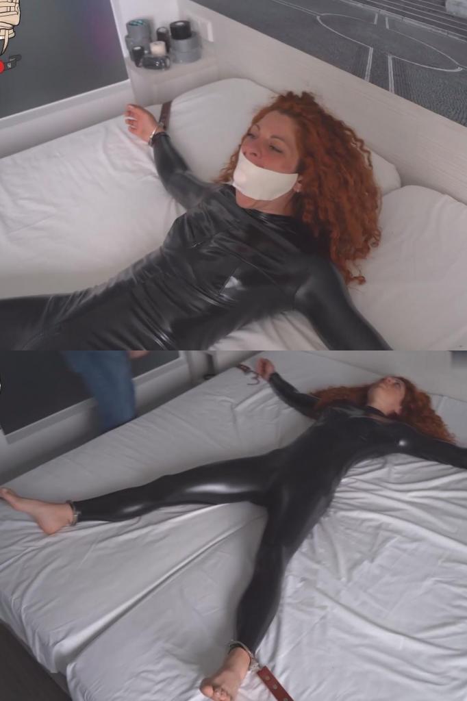 PSJ-2026-LO-01 Dominatrix Lola Tricked &amp; Bullstrap Spread Eagled 身着黑色紧身PVC猫女装的女虐待狂萝拉·蒙特兹（Lola Montez）添置了一些新玩具，名为“牛带”（Bullstraps），其实就是用皮带连接手铐和脚铐，执法人员通常用它们把人铐在柱子或栏杆上。萝拉发现这玩意儿用来摆出大字型姿势效果极佳，于是她让一个奴隶把她铐在床上。奴隶同意了，几分钟之内，萝拉就被大字型地绑在了床上，无处可逃。但她动作很快，因为她平时负责捆绑别人，所以她命令奴隶挣脱。但他另有打算。萝拉抗议时，他把一个大红球塞进她喋喋不休的嘴里，然后用微孔泡沫胶带封住她的嘴，让她挣扎。她拼命反抗那些厚重的皮带和手铐，还设法把嘴里的大球弄了出来，胶带也没松开，但她能找到逃脱的方法吗？屏幕上呈现束缚画面。Dominatrix Lola Montez, dressed in a tight black PVC catsuit has bought some new toys, called "Bullstraps", basically hand- and legcuffs attached to a leather strap, used in law enforcment to cuff somebody to a pole or bar. But Lola found out that these work great for a spread eagle and she asks one of her subs to cuff her on the bed. He agrees and in a matter of minutes she is spread eagled on the bed, with no escape options. But she has quickly enough, since she is the one who ties others up usally and orders her sub to get out. But he has other plans. As she protests he shoves a big red ball in her chatty mouth and gags her with Microfoam tape to let her struggle.. She fights hard against those heavy duty leather straps and the cuffs and also manages to get rid of the large ball in her mouth, while the tape is not going off, but can she find a way out? Onscreen restraining.