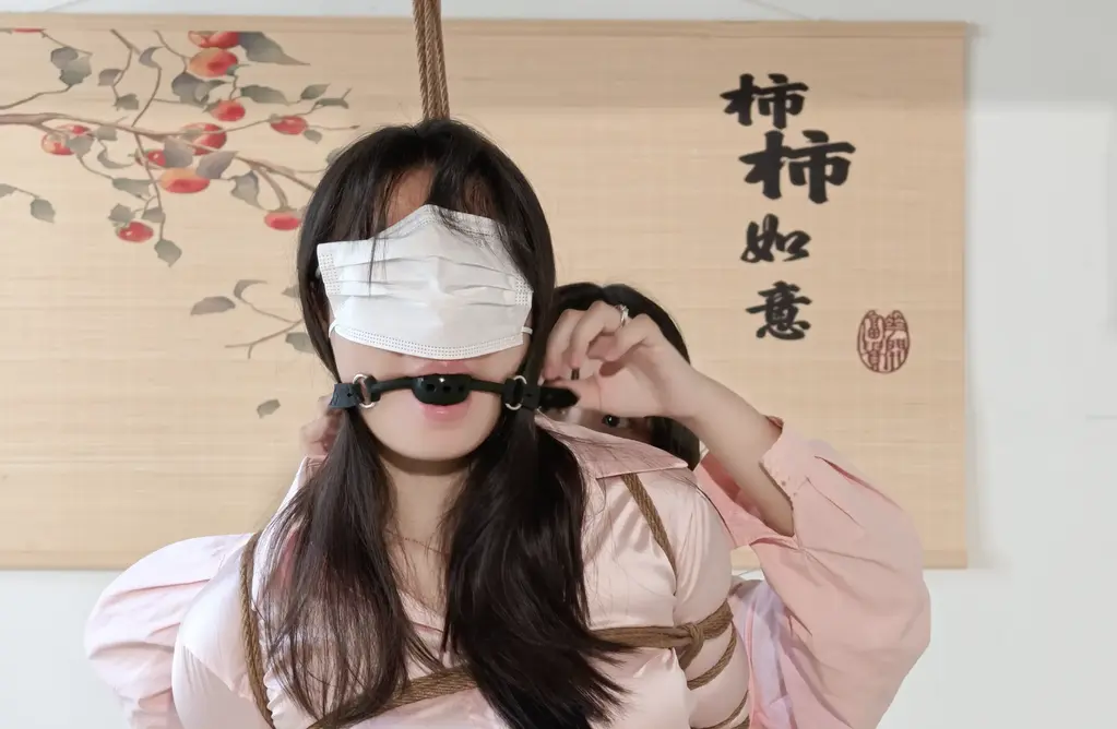 菜鸟缚手的胡乱捆绑 小怡九九两个人，有说有笑的绑的像屎一样(解压密码1234)