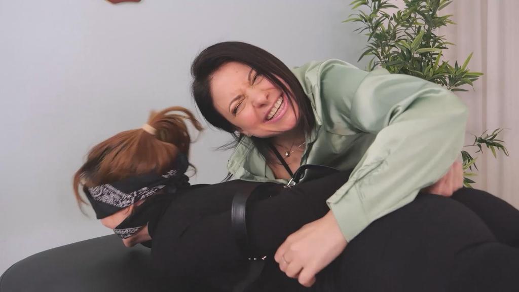 Tickling Pressure – The Agent’s Method 经过数月潜入诊所，斯特拉特工终于抓住了吉西医生。现在，吉西医生完全任她摆布。她被面朝下绑在床上，呈Y字形。她的双腿被牢牢绑住，脚趾也被绑在一起，嘴里塞着东西，眼睛也被蒙住，既看不见也说不出话。一个强力按摩器被绑在她的脚上，已经开始嗡嗡作响。斯特拉用电动牙刷开始审问，并嘲弄道：“你的电脑密码是什么？”吉西拒绝回答，斯特拉便加重了折磨——涂上婴儿油，戴上手套，用尽所有能找到的挠痒工具。吉西扭动着身体，笑着，痛苦地挣扎着，时间仿佛凝固了。但她始终没有屈服。最终，斯特拉时间到了，离开了，留下无助的医生仍然被绑着，颤抖着躺在床上，听天由命。Agent Stella has finally captured Dr. Gisy after months of infiltration at the clinic. Now the doctor is completely at her mercy. Gisy is tied face down on the bed in a tight Y-shape. Her legs are bound firmly, her toes tied together, gagged and blindfolded so she can’t see or speak. A powerful massager is taped to her feet, already buzzing. Stella begins the interrogation with an electric toothbrush, taunting her: “What’s your computer password?” When Gisy refuses to answer, Stella intensifies the torment — adding baby oil, pulling on gloves, and using every tickling tool she has. The minutes feel endless as Gisy squirms, laughs, and suffers. But she refuses to break. In the end, Stella runs out of time and leaves, abandoning the helpless doctor still bound and trembling on the bed, left to her fate