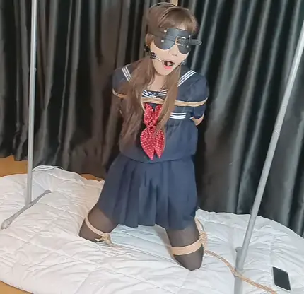 人贩王五系列（美艳少妇曾经的大姐大）（江西地区招模特） 本剧集大框架是经典刻文内剧情 预告一下本剧集会出现多个模特 最后也会有人贩仓库的画面各位老板敬请期待<br>精神小妹经过愉快的玩耍之后王五发现小妹的妈妈但也是个美妇，威胁小妹把她妈妈骗过来，美妇是个混过的大姐会点拳脚功夫 王五小妹在手当然也是随便拿捏美妇 于是乎新的货物又增加了。<br>本期元素：入室 跪立摔倒 手腕吊起 驷马脱缚<br>接受订拍 约绳体验 欢迎咨询q273590396 ！v shen4wuyong（不接受重口 无性）不能使用国内微信和qq的用户可以发送邮箱13677956210@163.com<br>说一下关于体验的问题 希望各位想体验的同好 一定要留好自己的时间 尽量不要出现所有细节聊清楚了 还不知道什么时候有时间的情况 这样我的工作量会很大<br>另外江西地区招女模特！