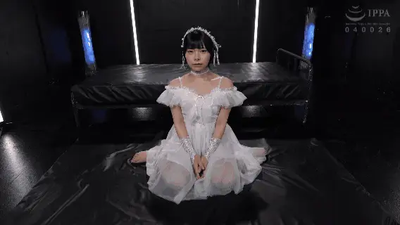 ゲロ浣腸プリンセス しらこ 钟爱于深喉和大量饮尿的可爱美少女，先是白色婚礼服出镜，被调得开放后全裸出镜，长肛塞深喉一步到胃（起码进去35厘米吧应该到胃了）<br><br>其余的内容看官网简介：<br>身为超级美少女的 Shirako 姐，凭借包含深喉、虐肛、长肛塞一步到胃、饮尿吞精等粗暴玩法的表演，在硬核玩家中人气极高。“既然要玩，就该被称为‘Shirako’”——怀着这样的信念，她迎来了一个堪称最强、最凶险的舞台！从开始到完全喝完满满一壶尿液（约 1.5 升）的全过程均完整记录。途中因过量饮水导致腹部胀满，加之排尿时的不适感，她便用手直接将尿液喷射到尿壶中；原本因饮水而减少的尿量，却再次增加——当然，她绝不会让这个过程在喝完尿液之前就结束。喝完之后，便与那名粗犷的男子一同进行了一场激烈的性爱大戏！这场“美女与野兽”的性爱对决中，排泄物被吞咽，又再次被吐出并吞咽……如此循环往复！身着纯白连衣裙的希拉子，浑身沾满尿液，这画面简直可爱至极。更令人惊叹的是，她被反复多次吞咽尿液（估计超过5升），又被反复吐出尿液，最终将积聚的尿液通过灌肠方式排出体外！将尿液注入肛门进行灌肠，这简直太刺激了！！希拉子，当之无愧地被授予“尿液灌肠女王”这一称号！展现出的这番独一无二的风采，实在令人赞叹不已！情节离奇，却能引发深沉的感动——这究竟是狂野的暴力叙事，还是真挚的爱意？极致的调教<br><br>番号：<span style='color:#b0b0b0;'>[隐藏文字，购买后可见]</span><br>上传的图以静态图为主，正片远比预览更精彩
