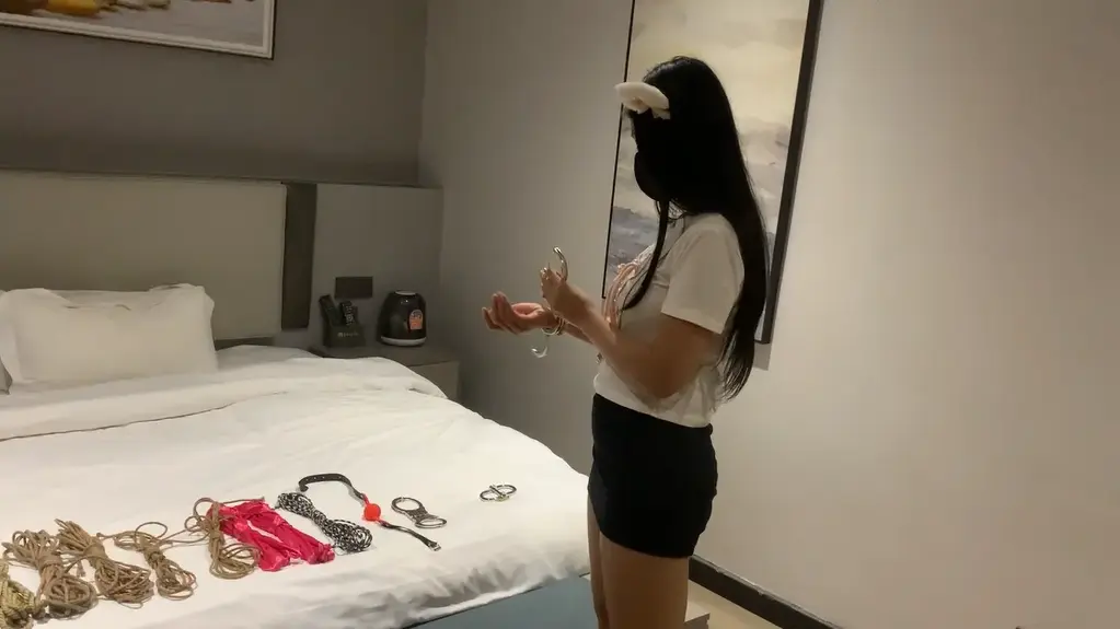 小果第一次见她的主人 零度弦出品，小果千里迢迢第一次去见她的主人，她被要求先去到酒店房间，并自己把手反铐好跪在门口等她的主人，而她的主人却有事耽搁了，等了好久主人都没来，此时此刻她的手被紧紧的反铐着，有点害怕了起来。许久之后，他的主人终于来了........