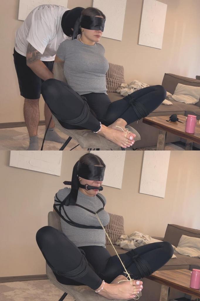 Frog tie on the chair 今天有点不一样。我的双腿被绑成“蛙式捆绑”，固定在椅子上。嘴里塞着一根宽大的橡胶骨。每个脚趾都分别绑在一起，最后，所有部件都被拉紧，用绳子固定在我的躯干上。我的头也被向后拉，固定住。总共有四个不同的拍摄角度。Something different today. My legs are bound in a "frog tie" and secured to the chair. I’m gagged with a wide rubber bone. Each toe is individually tied to the one opposite it, and finally, the whole assembly is pulled taut and secured to my torso with rope. My head is also pulled back and fastened in place. There are four different camera angles in total.