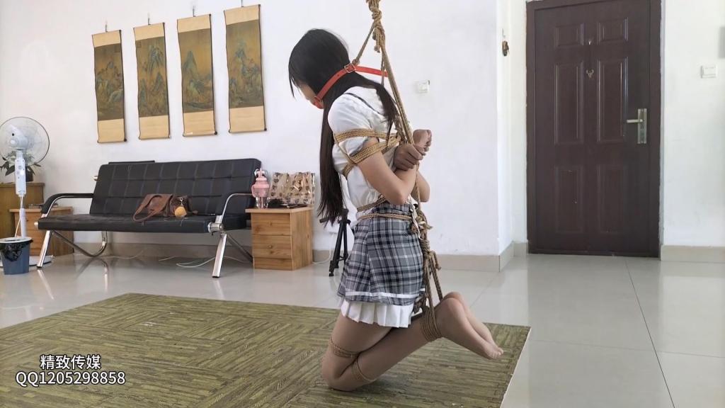 精致原创工作室定拍：小美一小时后高手膝盖顶地跪缚吊折磨 超大口球流口水放置 大小：2.31GB 时长：65分钟<br>原创：精致原创工作室<br>解压密码：123456<br>两年前在精致工作室定拍的作品，近期会一起分享出来。这次拍的是颜值和柔韧性都在线的小美，被后高手紧缚，在吊起膝盖顶地跪缚，带上超大口球流口水。小美耐力也非常在线，放置一小时都坚持下来了。