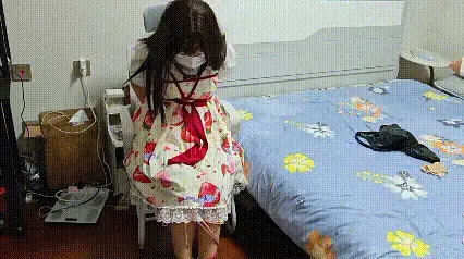 苏苏_草莓Lolita睡J捆绑 苏苏在回家后，被蹲守的歹徒迷晕，睡J，捆绑，进行一系列调教<br>定拍/原味/赞助 qq3975334131，价格优惠，重口勿扰～<br>招聘同好/女模特，坐标江苏，有意向的宝子可以 qq3975334131沟通交流～<br>苏苏的3D打印小店开业啦～视频中同款打印镣铐道具都在小店哦，有喜欢的宝子们可以来咨询物色哦，总有一款适合你～<br>有意3D镣铐枷锁等道具的宝子 qq3975334131，欢迎交流～