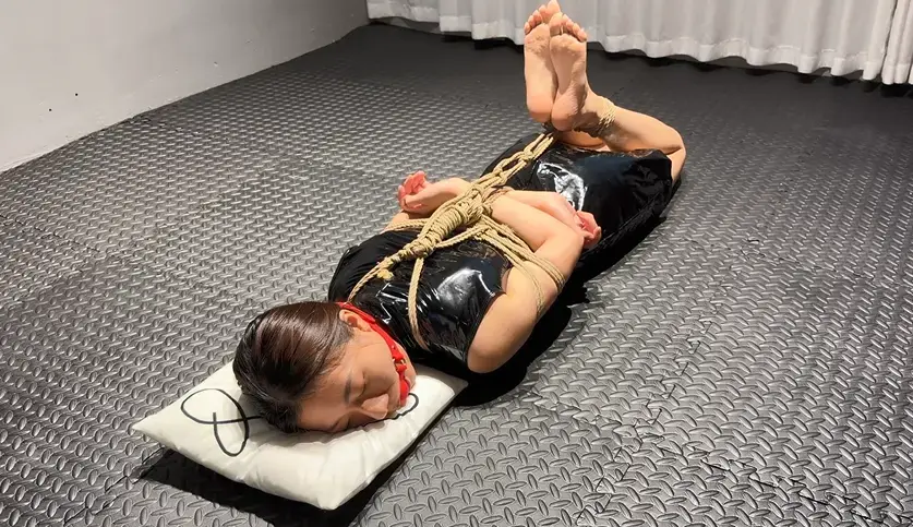 新模首次驷马放置 还是上次被捞痒痒的那个小姑娘，这次是驷马放置，绑的时候可能把大臂部位勒得太紧把姑娘的手臂绑的有点受伤了，过程当中这孩子也不说，后面解开的时候才看到深深的绳痕，她告诉我，说绑的过程中要说紧可能会影响到我拍摄，哈哈，孩子性格太好了。后面告诉她捆绑过程中有任何不适都要及时提出来，不能强忍着。本视频纯纯的驷马放置，没有其他内容，望看到视频且准备购买的老板们提前知晓。<br>欢迎各位老板咨询，祝各位家庭美满幸福，身体健康，马年发大财。<br>业务联系QQ：2210610585<br>解压密码：54321