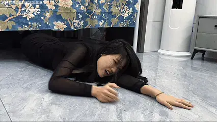 【定拍】潜行危机 【潜行危机合集】本作品主要是体现挣扎向，有喜欢的朋友可以选购，两部剧情上一致只有服装差异，由于站内限制为画质压缩版本，可以在网盘下载高清版 定制联系QQ2576361018<br>剧情简介<br><br>美女特工“影子”潜入目标住所，在客厅和书房搜寻无果后，最终将目标锁定在卧室。她脱去靴子，反锁房门，开始在书架和柜子中翻找机密文件。与此同时，一个神秘黑影正潜伏在床底，静静等待时机。<br><br>为打破僵局，神秘人故意制造声响，引诱影子靠近床上的笔记本电脑。影子以敏捷的身手跃上床铺检查四周，确认安全后，她迅速将U盘插入电脑，开始下载机密数据。就在下载即将完成时，影子察觉到床下的异常。她警惕地跳下床，准备撤离。<br><br>就在影子即将触及房门、穿回靴子的瞬间，神秘人从床底闪电般扑出，死死抓住了她的双脚，并将其猛然拖倒在地。一场激烈的生存搏斗就此爆发。<br><br>影子陷入极度恐慌，她尖叫质问，双手疯狂抓地，试图向门口爬去，却一次次被神秘人无情地拽回床边。她的双脚成为被控制的关键，每一次蹬踹和翻滚都伴随着绝望的挣扎。她用脚猛踹神秘人面部，一度挣脱束缚，并趁机起身，摆出格斗姿势，居高临下地质问对方。神秘人再次扑来，影子利用敏捷的身手闪避并反制，甚至踩踏在对方背上。<br><br>然而，就在影子以为获胜、准备离开时，神秘人再次暴起，将她扑倒并拖入床底深处。在极度的恐惧中，影子爆发出惊人的力量，三次爬出又三次被拽回。第四次，她艰难地爬出，却发现双脚已被锁上脚铐。神秘人宣告她看到了不该看的东西，绝无可能离开。<br><br>被囚禁的脚踝成为双方意志的角力场。影子转用魅惑姿态，用被锁的双脚摩擦神秘人，甚至抛出U盘作为诱饵。就在神秘人分神去取U盘的瞬间，影子展现特工本色，从背后将其击晕，并找到钥匙解开脚铐。她迅速取回U盘，继续传输数据。<br><br>但战斗远未结束。神秘人苏醒后再次猛拽影子的脚踝，将她拉倒在床上并扑上去压制。影子在力量劣势下，用头部撞击和掌心顶击下巴的巧劲挣脱，双脚并拢将神秘人踹下床。她抓起U盘夺门而逃，却在门口再次被抓住脚踝拽倒。<br><br>最后的挣扎耗尽了影子的体力，她平躺在地，怒视着神秘人。而神秘人沉默不语，再次将她拖入床底。黑暗吞噬了两人