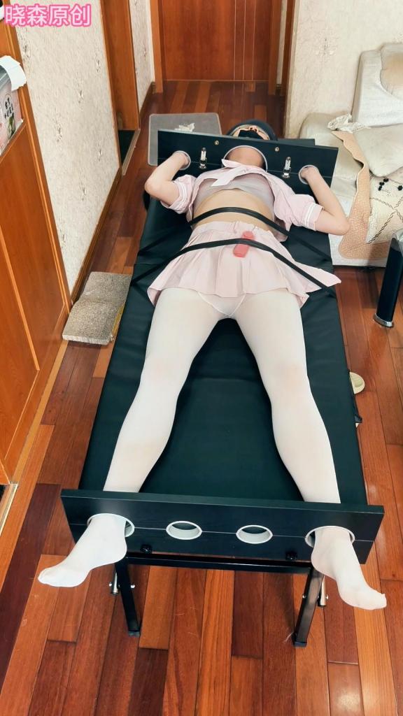 晓森妹妹粉色学生装塞着td体验刑床tk （晓森原创）晓森妹妹这次穿着新的粉色学生服和白丝，体验了一下绑在刑床上面tk。当然不会那么轻松，还是让她戴上了小td。<br>        一开始用的是手颈枷，但是晓森妹妹后面挣扎太激烈，拉伤了手肘关节，后面就换手铐了。<br>        晓森妹妹还是非常怕痒的，又有td在下面一直刺激，最后也是用棒棒在刑床上面gc了。整体体验非常好。<br>        感谢老板赞助的服装和刑床道具??<br>        欢迎各位➕Q2195803378交流，欢迎订拍，一起开发晓森小妹妹，也有部分原味出售。