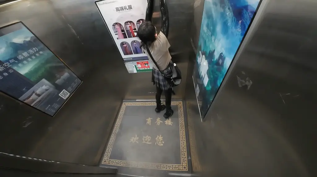 胶衣！电梯双手吊缚榨汁任务 收到了打底胶衣外出 前手吊缚连续GC三次的任务<br>颈入胶衣没有拉链超舒服<br>和上次一样利用一个大吸盘把锁扣吸在电梯壁上，然后把手铐挂在锁扣上<br>但是上次凌晨遇到人是偶然事件！这次很安全。。。吗？<br>---------------------<br><span style='color:#b0b0b0;'>[隐藏文字，购买后可见]</span>