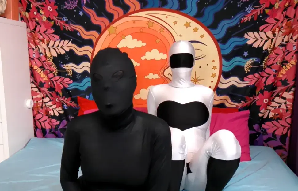 Kissing Zentai Girls Tease You with Dirty Talk and Foot Kink 创作：Sashalikescats<br>Sashalikescats 5月3日作品 双人zentai全包<br>Sasha and Bebe are the ones who brought you here, but you’d never know since they’re covered head to toe in their zentai suits. So tight to their bodies, you can see their mouths moving as they tease you. The zentai girls give lots of teasing dirty talk, and even kiss each other a bit. Laying back, the girls start to show off their legs and feet which drives you wild. They lean into the foot fetish, spreading their zentai toes until you can’t take anymore. Can you make it through the toe focused cum countdown? Or have you busted already? <br>喜欢全包和反差的朋友们可以看看，十分有趣的作品
