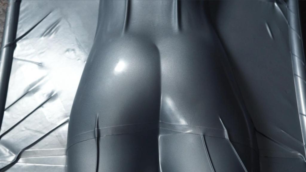 A cool, delicious ass covered in latex inside a gray vacuum bed, spanking, vibrator We decided to show you Sonia's most appetizing body parts in a latex bed. That's her butt. Latex covers it and presses against it, it's so sexy....