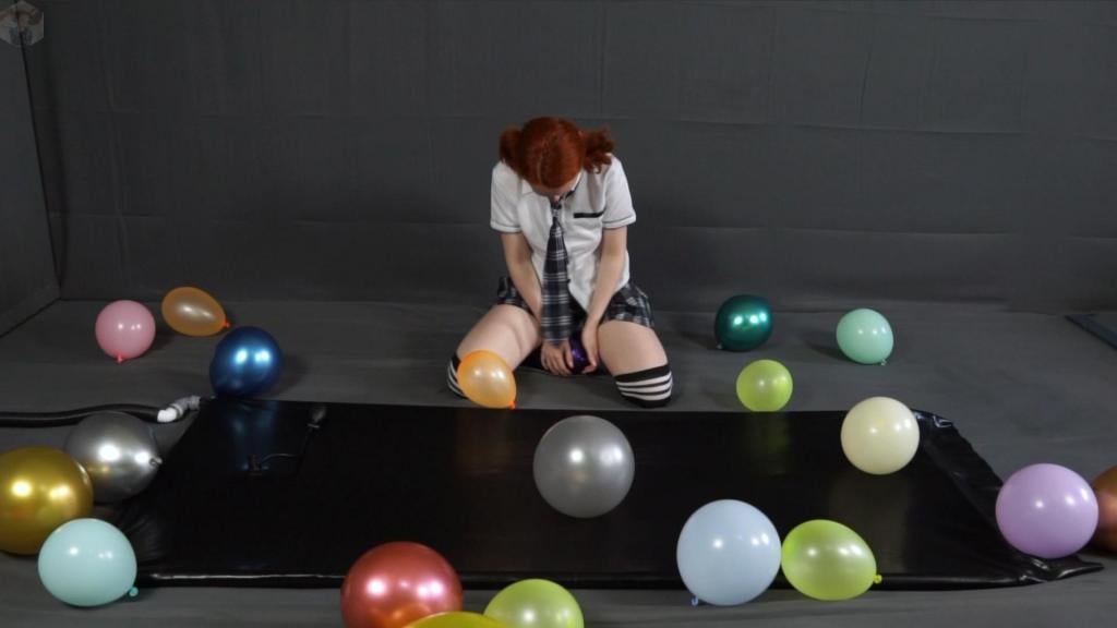 Sonya balloons in a black latex bed It's been a long time since Sonia had fun with balloons. Why not climb into the black latex bed with them? That's a good idea!