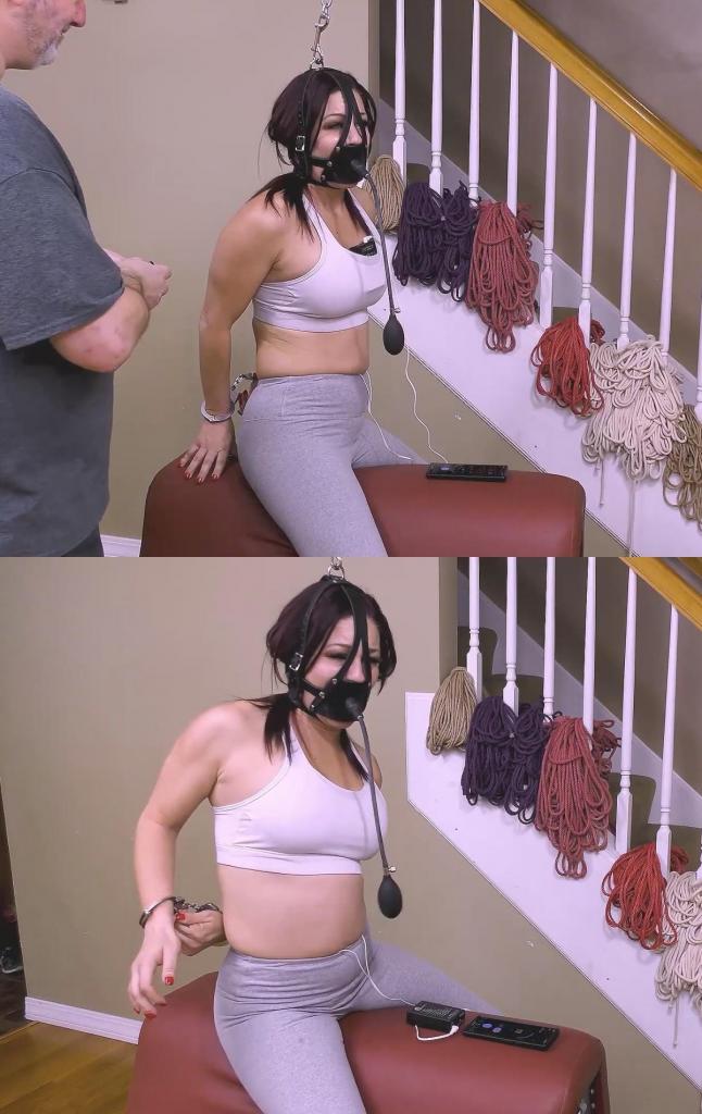 Sarah Brooke vs. The Handcuff Experiment 莎拉对这项挑战信心满满，甚至吹嘘自己蒙着眼睛都能挣脱束缚。为了验证她的说法，她被戴上了一个充气口塞，然后被绑在一匹铺着软垫的马上。实验开始时，她会被戴上用链子连接的简易手铐。为了确保莎拉有足够的动力，一分钟后，一台经皮神经电刺激仪（TENS）会电击她。每挣脱一副手铐，难度就会增加。一旦计时器启动，压力袭来，她的天赋似乎就消失殆尽了。承受了第一次电击后，她以为实验结束了。然而对莎拉来说不幸的是，这仅仅是新实验的开始。她究竟要承受多少次电击才能逃脱呢？Sarah was confident going into this challenge, even bragging about how she had gotten herself free while blindfolded. To put this to the test, she was gagged with a pump gag and placed on a padded horse. For the experiment, she would start with basic handcuffs connected by a chain. To ensure Sarah was properly motivated, a TENS unit would shock her after one minute. As she escaped each pair, the difficulty would increase. Once the timer started and the pressure was on, her talents seemed to go out the window. After enduring the first shock, she assumed the experiment was over. Unfortunately for Sarah, it was only the start of a new experiment. How many shocks would it take for her to escape?