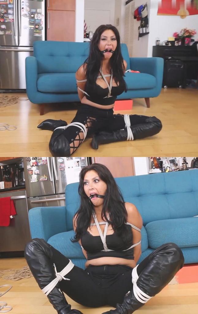 Lola Pearl is a catburglar humiliated in bondage, frogtie and ring gagged! (PART 2) 被胶带捆绑了一会儿后，洛拉·珀尔终于被解开了，但只是短暂的解脱，因为坏人觉得还可以再羞辱她一番。他再次用绳子绑住她，然后把她的双腿绑成青蛙式。最后，洛拉被戴上环形口塞，口水直流。这真是个极其屈辱的姿势！After spending a while tied up with tape, Lola Pearl is now untied, but only for a little bit, because the bad guy decides he can humiliate her a little bit more. He ties her up again with rope, then ties her legs in a frog style position. Finally, Lola gets gagged with a ring gag, which makes her drool. That is a very humiliating position!